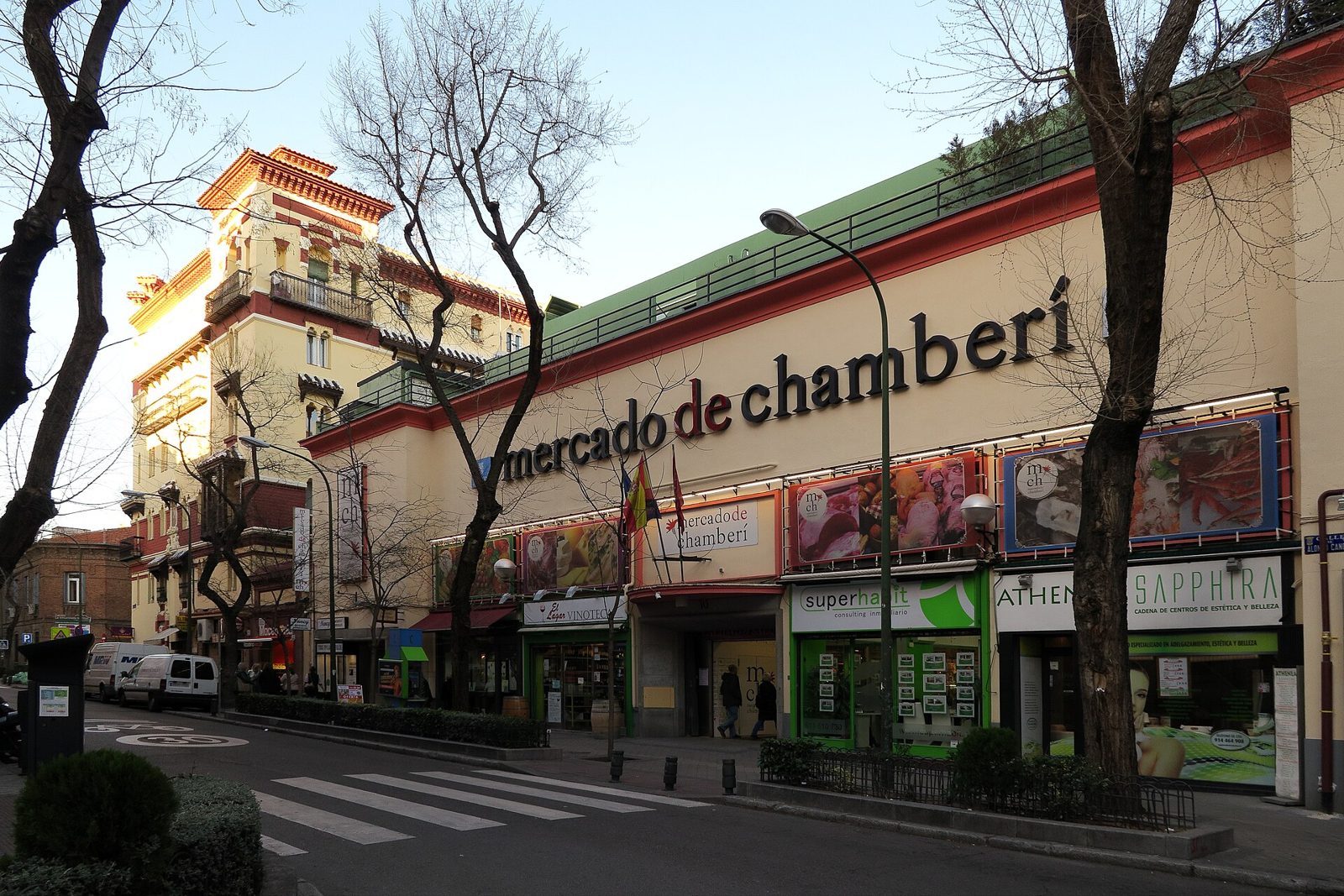 Mercado de Chamberí i eftermiddagslys set fra gaden